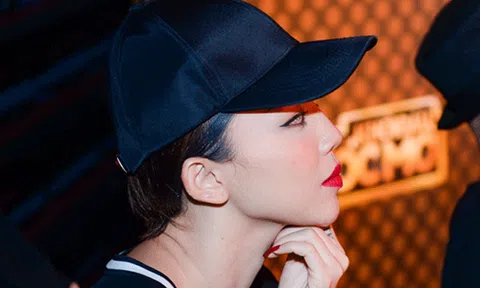  Tóc Tiên ngồi hàng giờ chờ đợi bạn trai