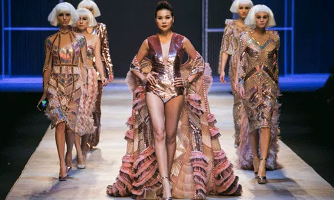 Ngắm bó sen 2,1 tỷ, vấn tóc 500 triệu và bộ váy hơn 10 kg của Thanh Hằng 