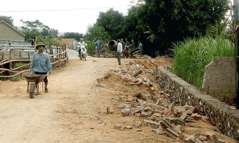 Phong trào làm đường giao thông ở xóm Trung Bắc, xã Quang Thành