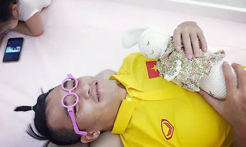  Công Vinh gối đầu lên đùi Thủy Tiên, khoe lợi ích khi có con gái