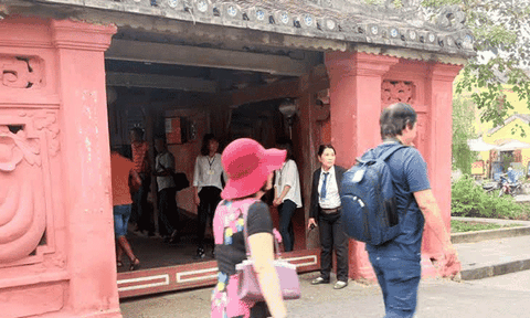 Chùa Cầu quá tải