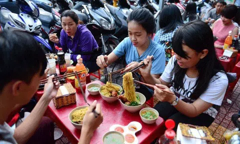 Những địa điểm check in món mì bay thần thánh cho giới trẻ 3 miền 