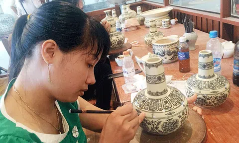 Thăm gốm ở bến thuyền đỗ