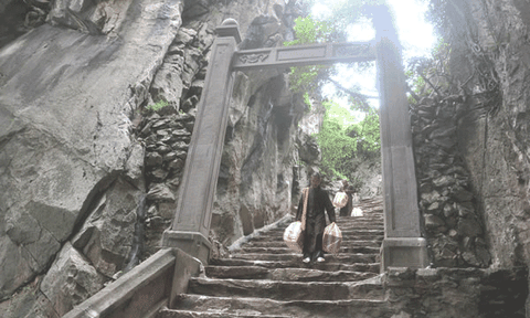 Lo cho di tích Ngũ Hành Sơn