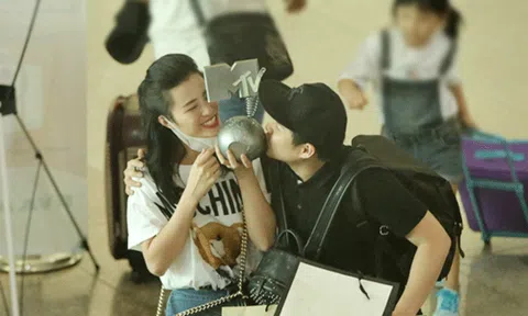  Đông Nhi, Ông Cao Thắng hôn cúp EMA ở sân bay