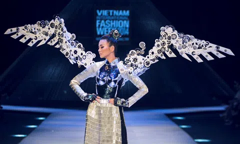  10 khoảnh khắc ấn tượng trên sàn catwalk của Thanh Hằng