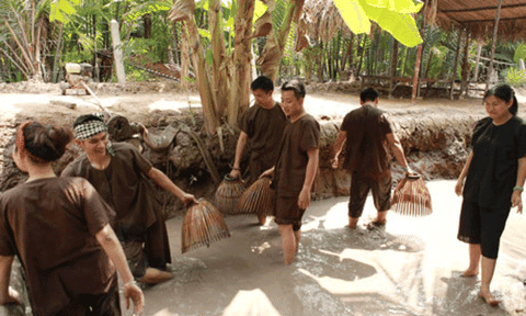 Cuối tuần về miền Tây làm nông dân thỏa thích tát mương, bắt cá