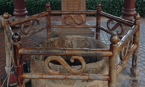 Khối gỗ kỳ lạ dưới đáy giếng cổ ở Bình Định