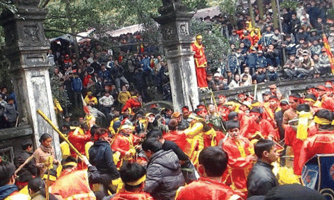 Tâm lý đám đông chi phối văn hóa ứng xử trong lễ hội