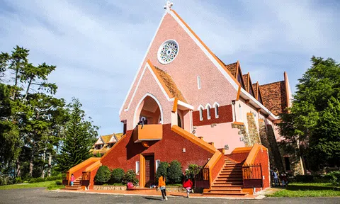  Hai nhà thờ có kiến trúc đẹp ở Đà Lạt