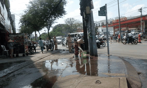TPHCM: Trụ PCCC bật nắp nước chảy lênh láng trên đường chờ lực lượng chức năng xử lý