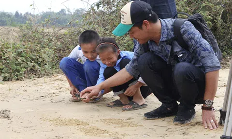  MC Phan Anh về lại Hà Tĩnh trao quà từ thiện