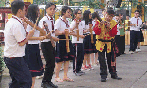 Học sinh mê mẩn nghe hát chèo, đờn ca tài tử