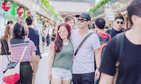 MC Phan Anh ôm vợ tình tứ giữa phố 