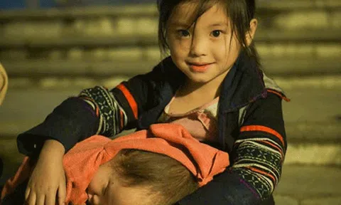  Vẻ đẹp trong veo “mong manh tựa sương khói” của những em bé vùng cao