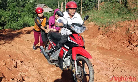 Nhọc nhằn vượt núi, 'cõng' chữ lên bản 3 không