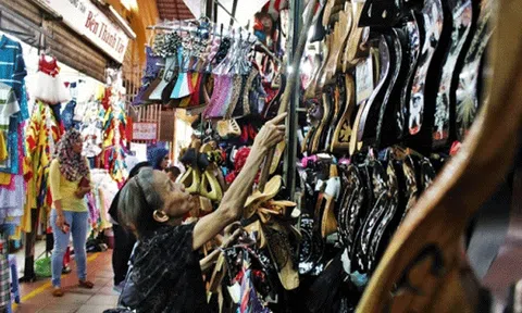 Bà lão hơn nửa thế kỷ đóng guốc ở chợ Bến Thành