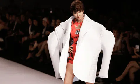  Thanh Hằng đang bị trúng thực vẫn catwalk đầy cuốn hút