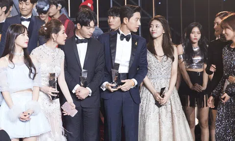 Chi Pu 'ghi điểm' khi chủ động nhường chỗ cho Park Shin Hye 