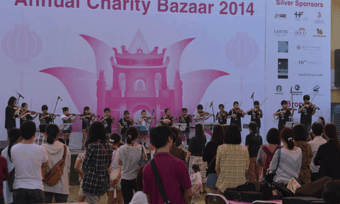 Mua đồ giá rẻ ở Hội chợ từ thiện Giáng sinh