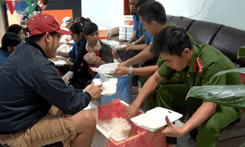 Những chiến sĩ công an nấu cơm từ thiện cho người nghèo