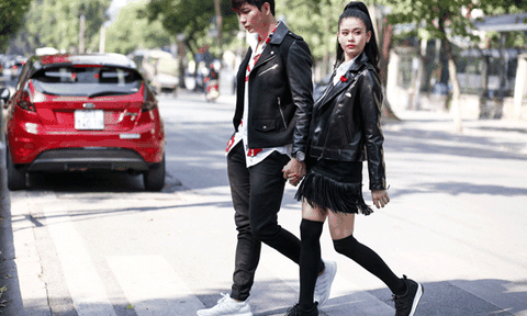  Vợ chồng Trương Quỳnh Anh mặc đồ đôi, nắm tay trên phố