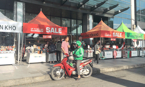 Nghề xe ôm vẫn long đong