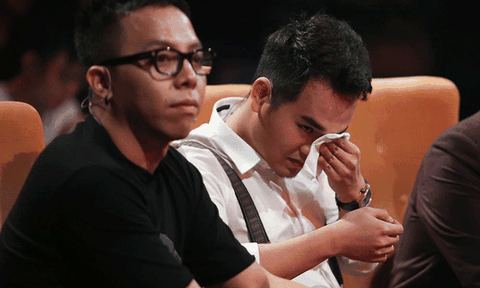 Em trai Khắc Việt bật khóc trên sóng truyền hình