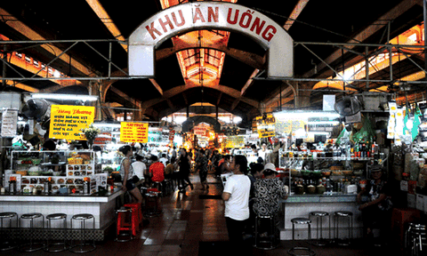 Đủ món ăn vặt bên trong chợ Bến Thành Sài Gòn