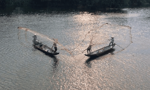 Người mẫu tung chài độc đáo ở đất Cố Đô