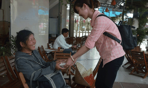 Quán cơm 2.000 đồng của sinh viên phố Hội 