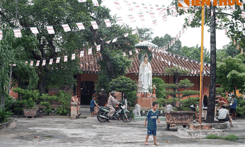 Cảnh tượng nhói lòng tại ngôi chùa cổ “chờ sập” ở Sài Gòn