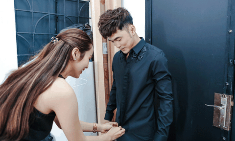  Kim Cương quỳ dưới đất cột dây giày cho Ưng Hoàng Phúc