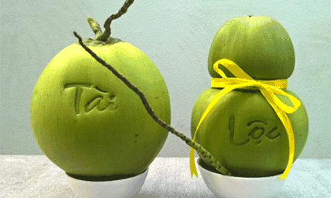 Độc đáo với dừa khắc chữ trưng Tết