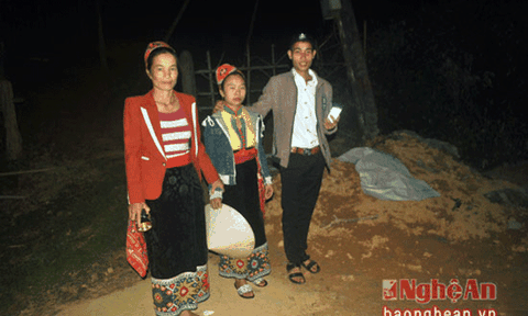 Gái Thái được rước về nhà chồng lúc nửa đêm