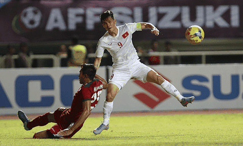 Công Vinh dằn vặt bản thân khi gọi điện về cho Thủy Tiên