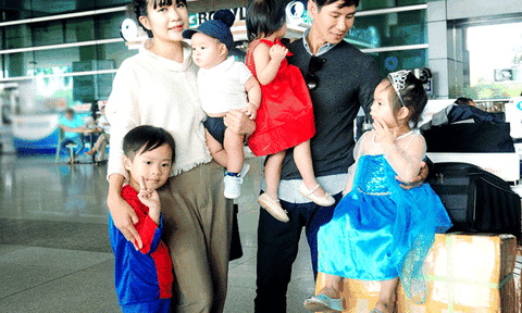 Đàn con nhỏ ùa ra sân bay đón vợ chồng Lý Hải