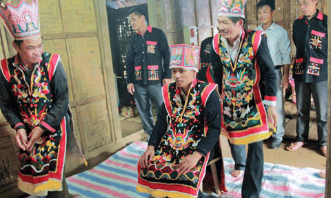 Trang phục thầy cúng của người Dao Quần Chẹt