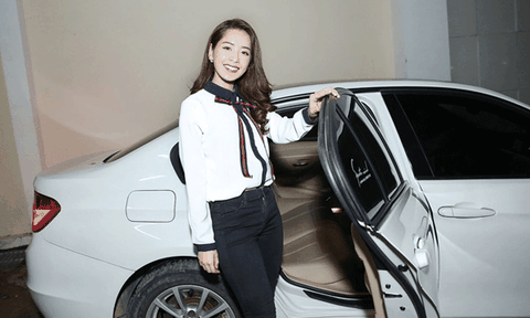 Chi Pu xinh đẹp, rạng rỡ đi quảng bá phim “Vệ sĩ Sài Gòn“
