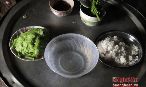 Kỳ lạ thói quen ăn cơm với nước lã của người Mông xứ Nghệ