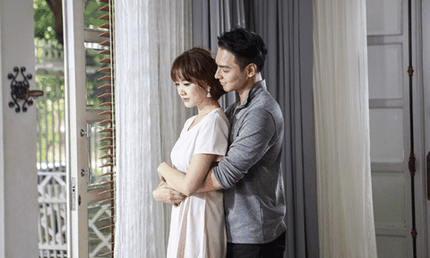  Bạn trai Chúng Huyền Thanh ôm chặt Hari Won