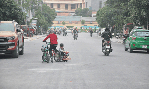 Mất an toàn từ các sân chơi tự phát của trẻ em