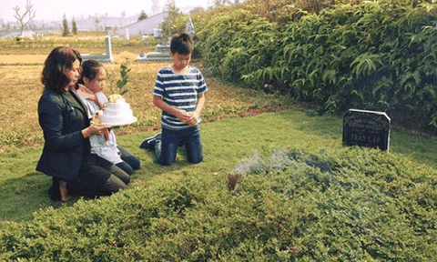 Vợ cố nhạc sĩ Trần Lập cùng các con về thăm nơi chồng yên nghỉ để chúc mừng sinh nhật