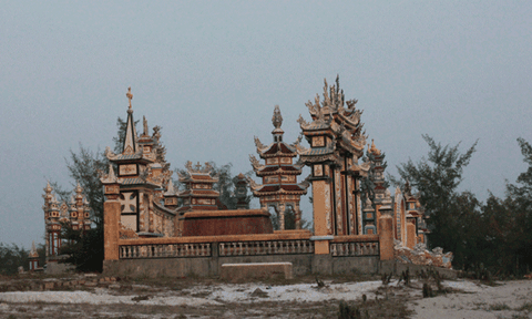 Về ngôi làng có người chết nuôi người sống