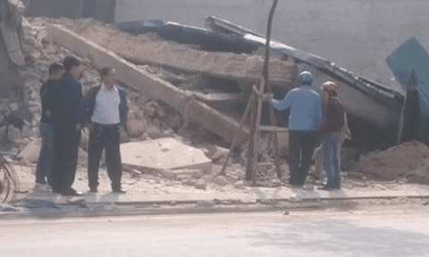 Cả khu phố rung chuyển vì căn nhà 3 tầng bất ngờ đổ sập