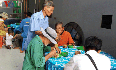 Những bếp ăn từ thiện trĩu nặng nghĩa tình