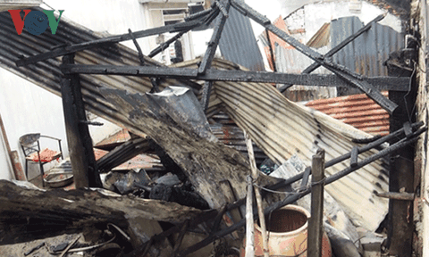 Cháy lớn thiêu rụi một căn nhà ở TPHCM