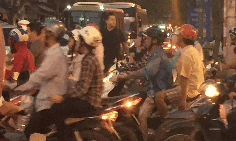 Tuấn Hưng đứng phân luồng giao thông khi tắc đường ở Sài Gòn