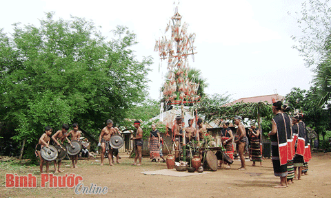 Nghệ thuật trang trí và nghi lễ bên cây nêu của người S’tiêng