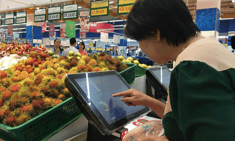 Người Sài Gòn tận mắt "soi" thịt heo bằng smartphone 